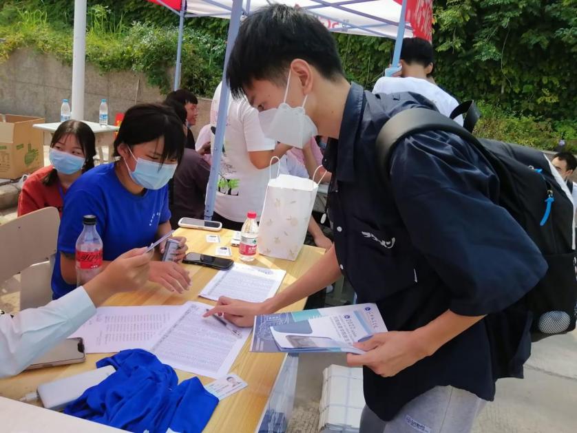 新生进行报到